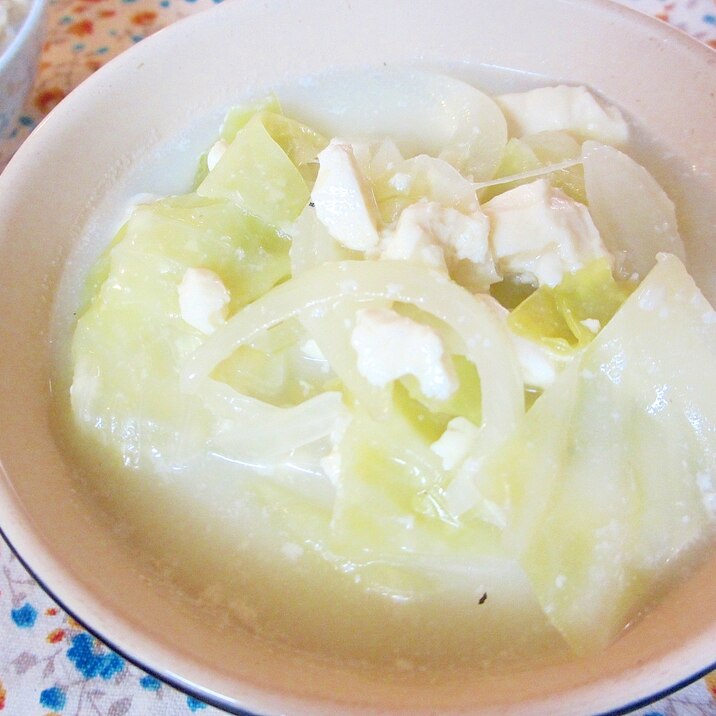 キャベツと豆腐の豆乳スープ